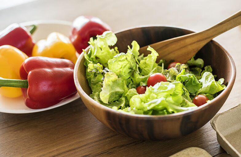 La salade Lecho peut servir de plat d'accompagnement savoureux et sain. 