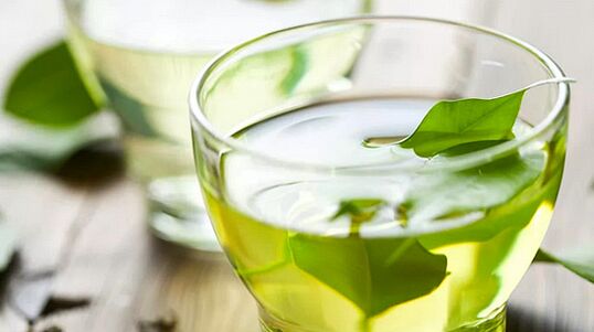 Le thé vert est une boisson extrêmement saine consommée dans le régime japonais. 