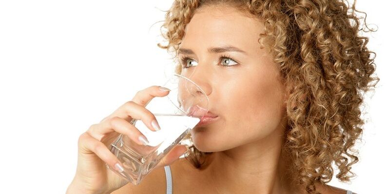 Dans le cadre d'un régime alimentaire, vous devez consommer 1, 5 litre d'eau purifiée, en plus d'autres liquides