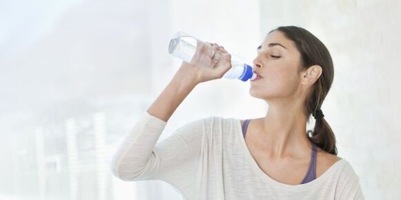 Pour perdre du poids rapidement, vous devez boire au moins 2 litres d'eau par jour. 