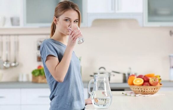 Boire de l'eau avant les repas pour perdre du poids avec un régime paresseux
