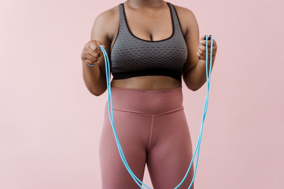 La corde à sauter est un entraînement cardio qui permet de perdre du poids au niveau de la zone abdominale