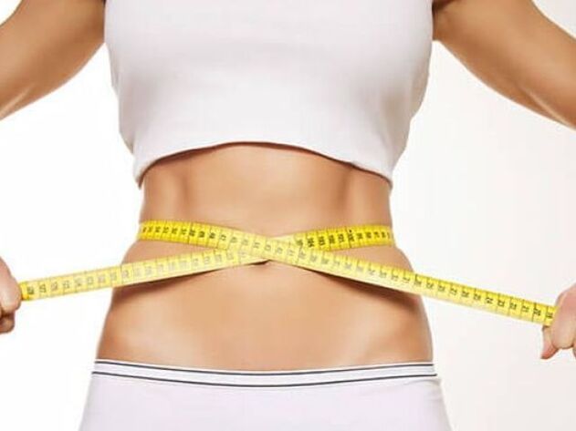 La taille de la taille avec un ruban de centimètre