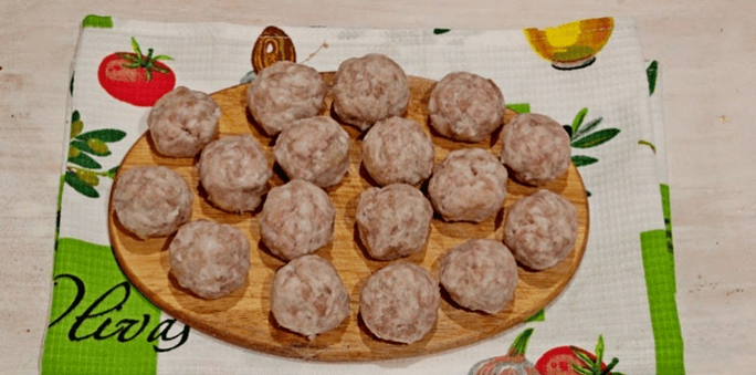 Incume des boulettes de viande bouillies