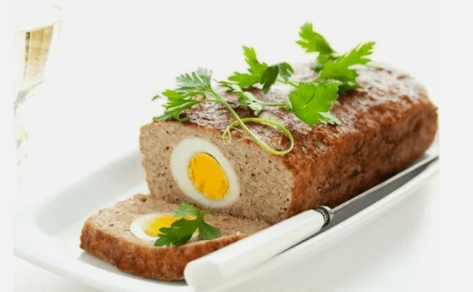 Rouleau de viande avec un œuf sur le régime alimentaire de Ducan